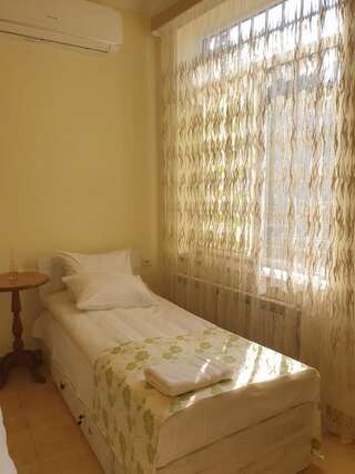Хостелы Green villa garden Ереван Кровать в общем 6-местном номере для мужчин и женщин-3